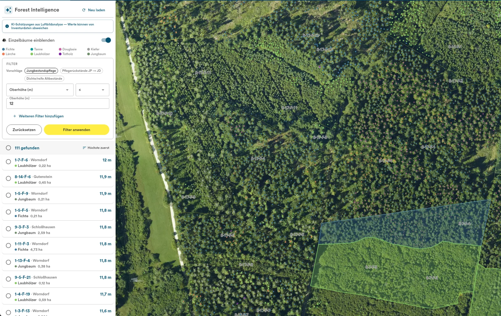 Forest Intelligence in Dynamic Forest: Luftbild mit nach Baumart farbig markierten Einzelbäumen und Bestandsgrenzen, daneben eine nach Oberhöhe gefilterte Trefferliste von 111 Beständen